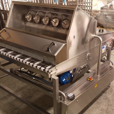 MACHINE FOR ADDING OIL TO DOUGH (PIES)